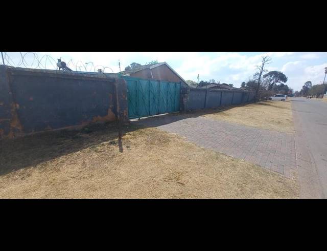 15 BEDROOM HOUSE FOR SALE IN RHODESFIELD